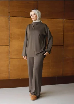 طقم محتشم واسع (Co-ord Set) بياقة عالية وبنطلون بأرجل واسعة / Brown - 36 second